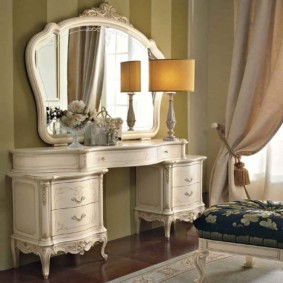 Espelho com moldura de madeira em quarto de estilo clássico