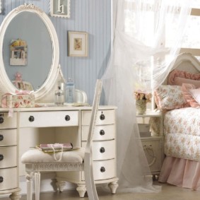 שולחן איפור עם מראה בחדר השינה של ילדה מודרנית