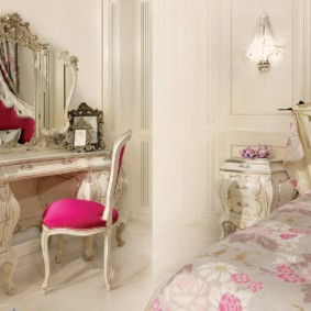 Klasična tapecirana stolica u ružičastoj boji