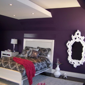 purpurinis miegamojo interjeras