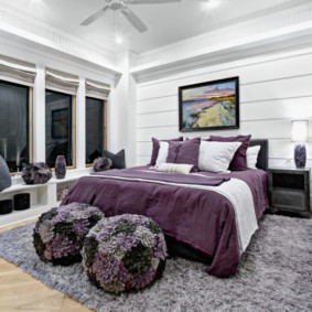 лилава снимка за интериорен дизайн на спалнята