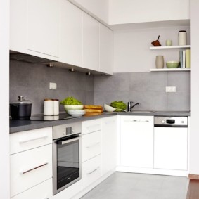 Cozinha branca com um avental cinza