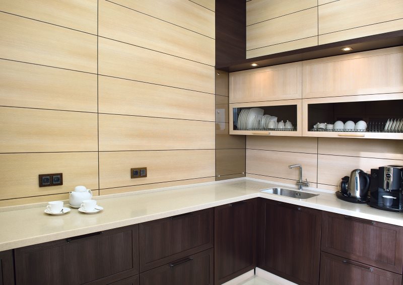 Kvalitatīvi MDF paneļi uz modernas virtuves sienas
