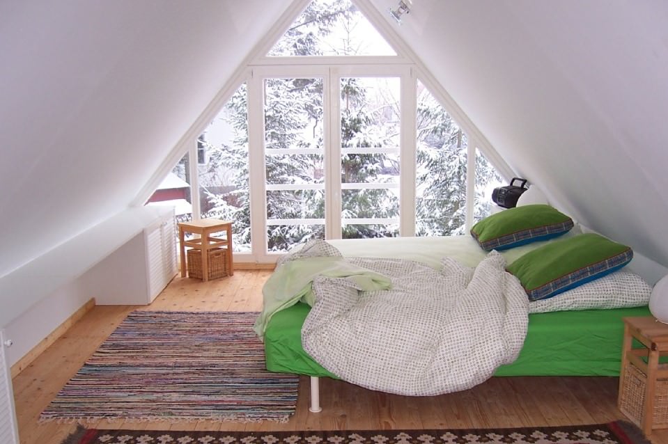 תמונה בעיצוב חדר שינה בעליית גג