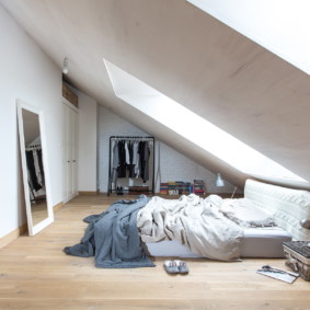 תמונה פנימית לחדר שינה בעליית הגג