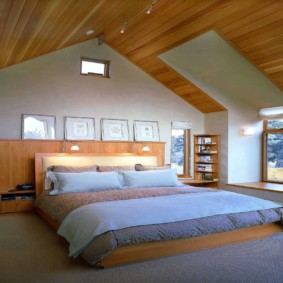 תמונה של חדר שינה בעליית גג