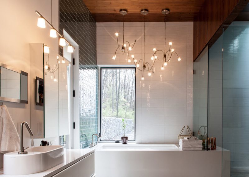 חדר אמבטיה תאורה עם חלון בקיר