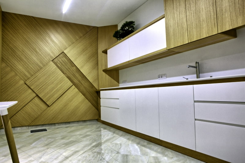 Làm nổi bật bức tường điểm nhấn của nhà bếp bằng tấm gỗ MDF