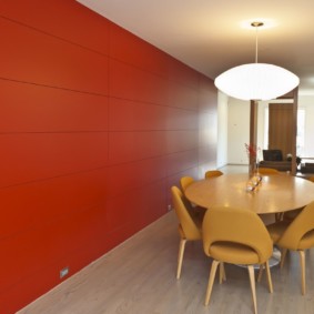 Red wall in the interior of the kitchen