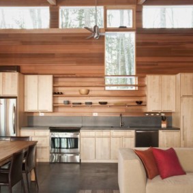 Garniture en bois dans la cuisine d'une maison de campagne