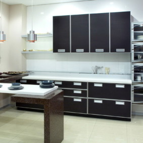 Nội thất nhà bếp với mặt tiền màu đen