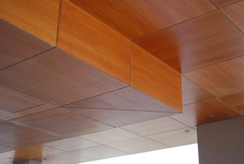 Trang trí trần nhà bếp bằng tấm gỗ vuông