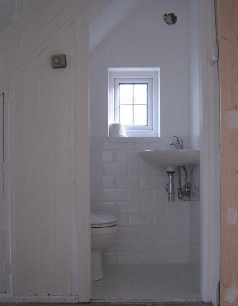 חלון קטן בשירותים שמתחת למדרגות