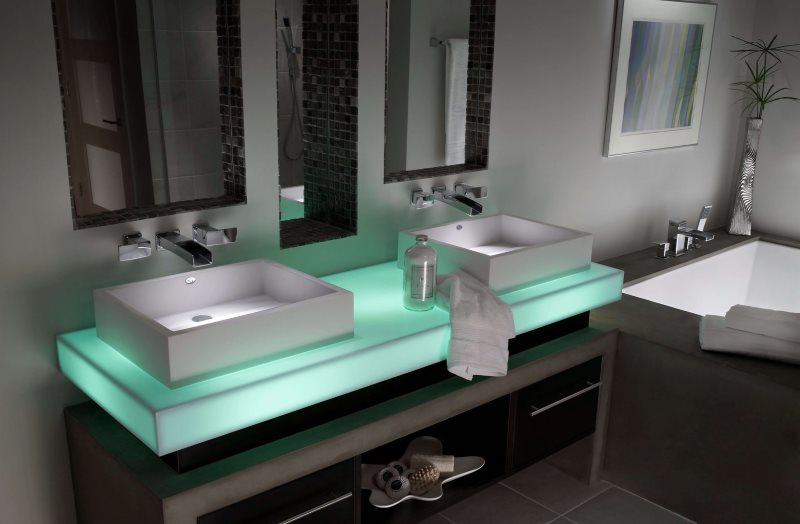 Vannas istabas dizains ar oriģinālu izlietnes apgaismojumu