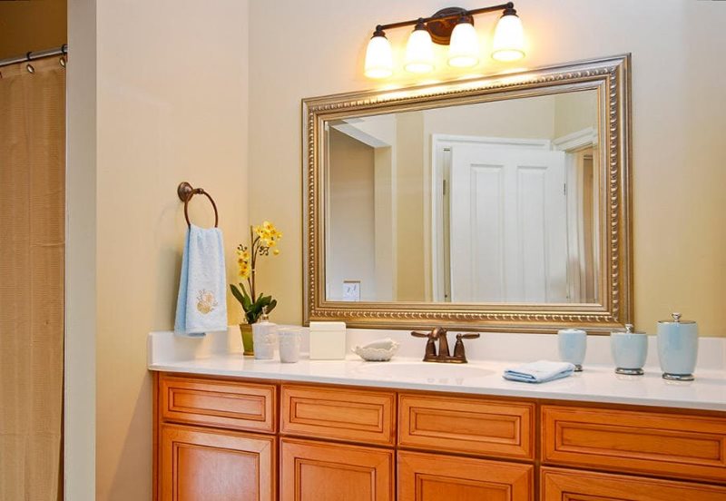 Klasiskā stila vannas istabas spoguļa apgaismojums