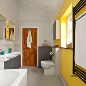 קיר צהוב בפנים האמבטיה