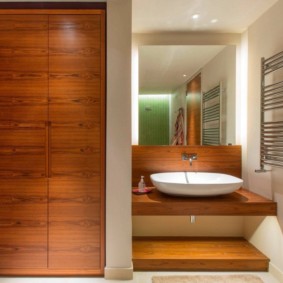 תכנון חדר אמבטיה עם ציפוי עץ