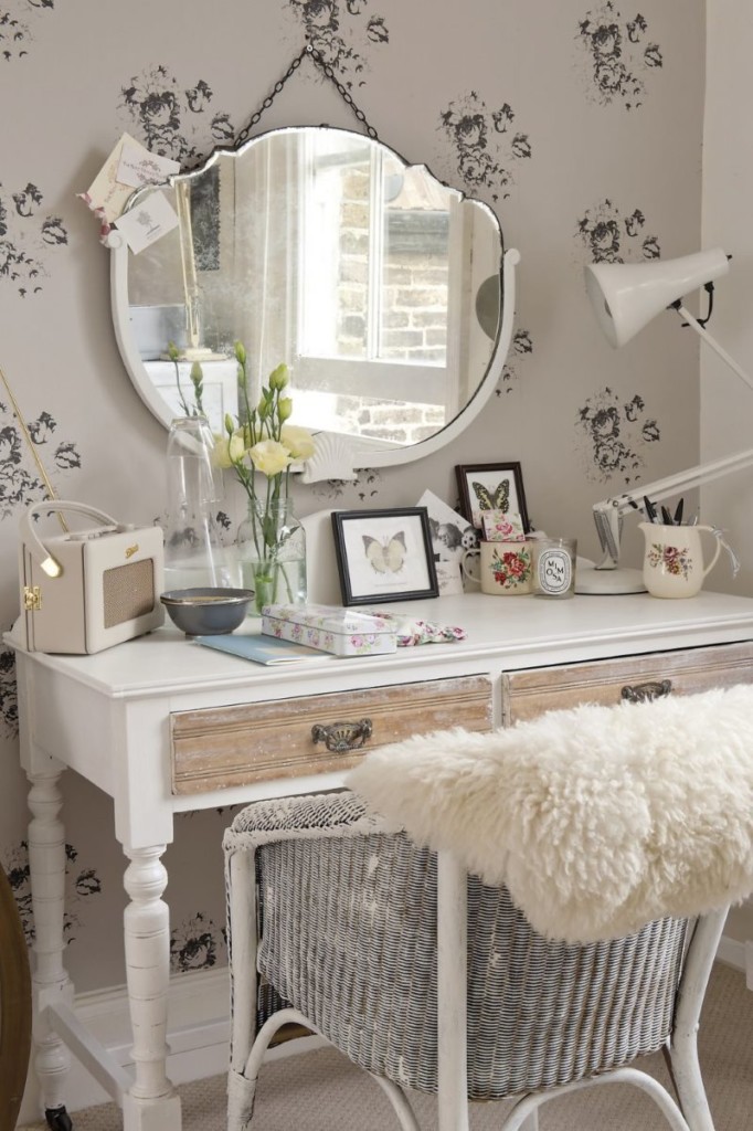 Old dressing table in the girls bedroom