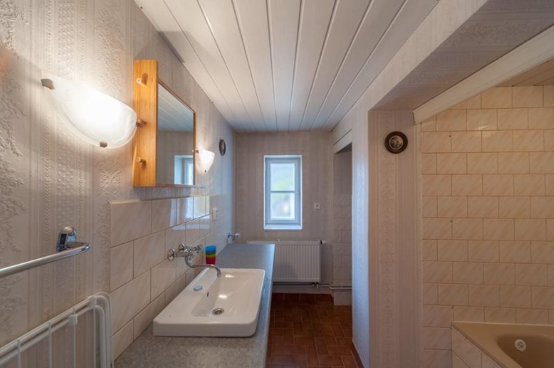 תקרה לבנה בחדר אמבטיה בסגנון מודרני