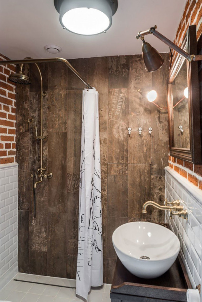 קיר עץ בחדר אמבטיה בסגנון לופט קומפקטי