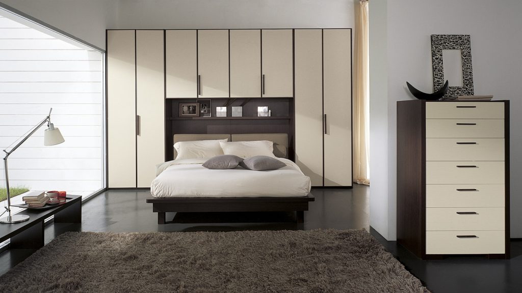 ארון בגדים מעל המיטה ברעיונות לעיצוב חדר השינה