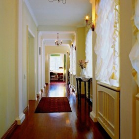 וילונות במסדרון בתצלום לעיצוב בית פרטי
