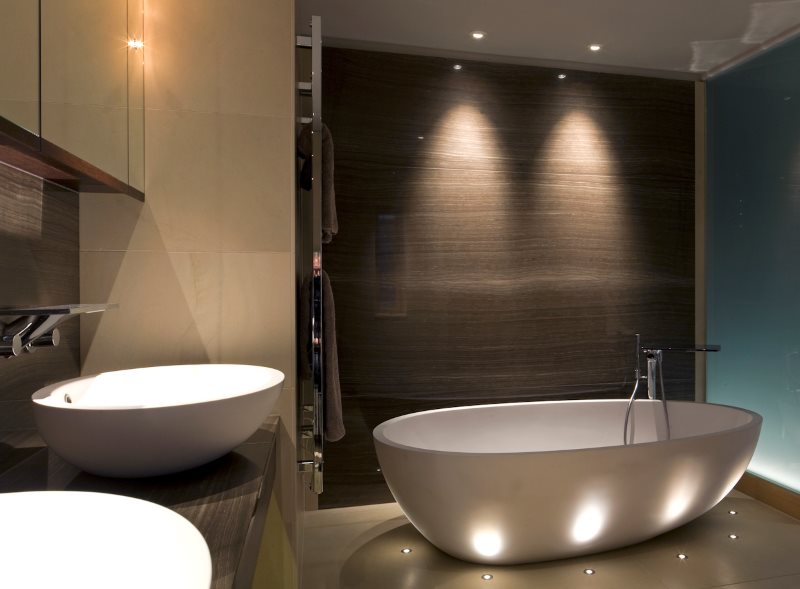 תאורה דקורטיבית של האמבטיה עם מנורות רצפה