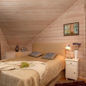 תמונה של חדר שינה בעליית הגג