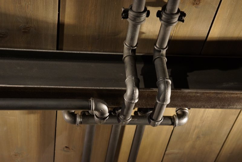צינורות פלדה על התקרה בסגנון לופט של האסלה
