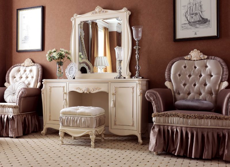 Prekrasan toaletni stol u spavaćoj sobi klasičnog stila