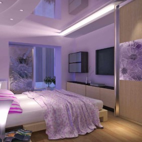 Innenansichten des lila Schlafzimmers