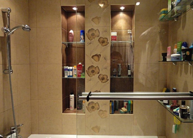 מדפי זכוכית מובנים בגומחה בחדר האמבטיה