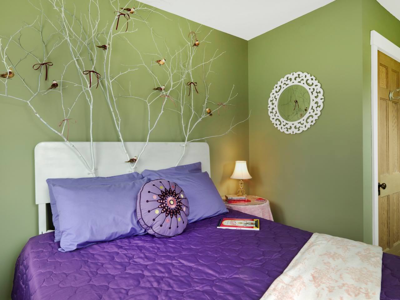 lila sovrum med grönt