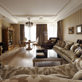 Interiorul livingului cu două canapele