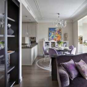 Pohovka v obývacej izbe s fialovým čalúnením