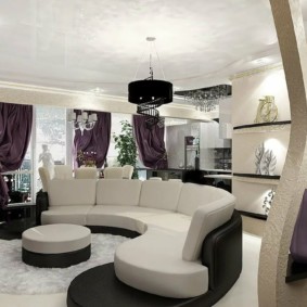 Sofa berbentuk arka di ruang tamu apartmen