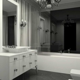 Milzīgs vannas istabas spogulis