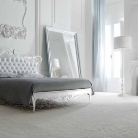 weißes Schlafzimmerinnenraumfoto