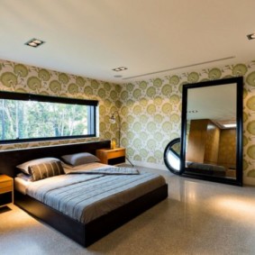 غرفة نوم مع سرير بجانب النافذة