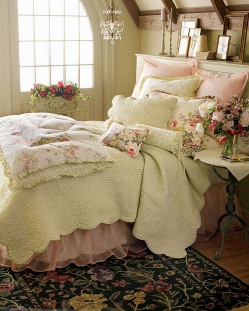 כריות רבות על מיטתה של ילדה בחדר שינה כפרי