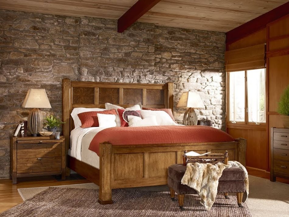 Perete de piatră cu vedere la dormitor într-un stil de țară