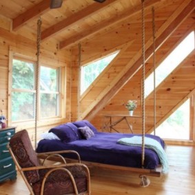 غرفة نوم خشبية مع سرير نافذة