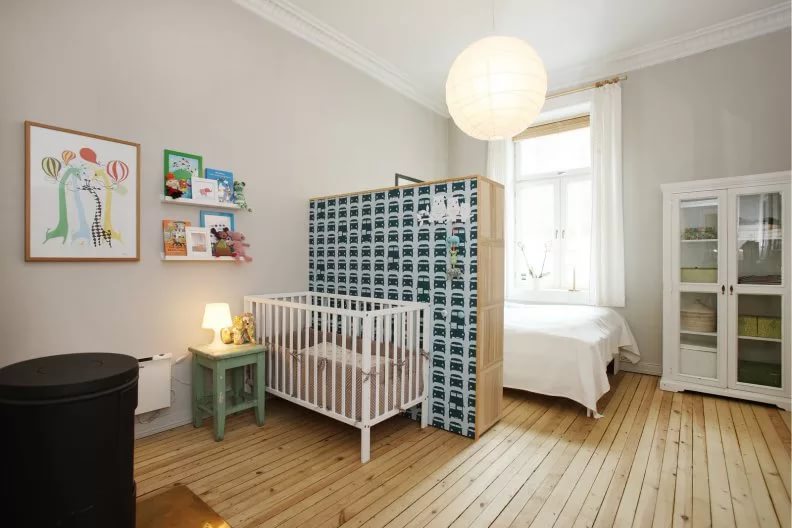 חדר שינה וחדר ילדים בתמונה בעיצוב חדר אחד