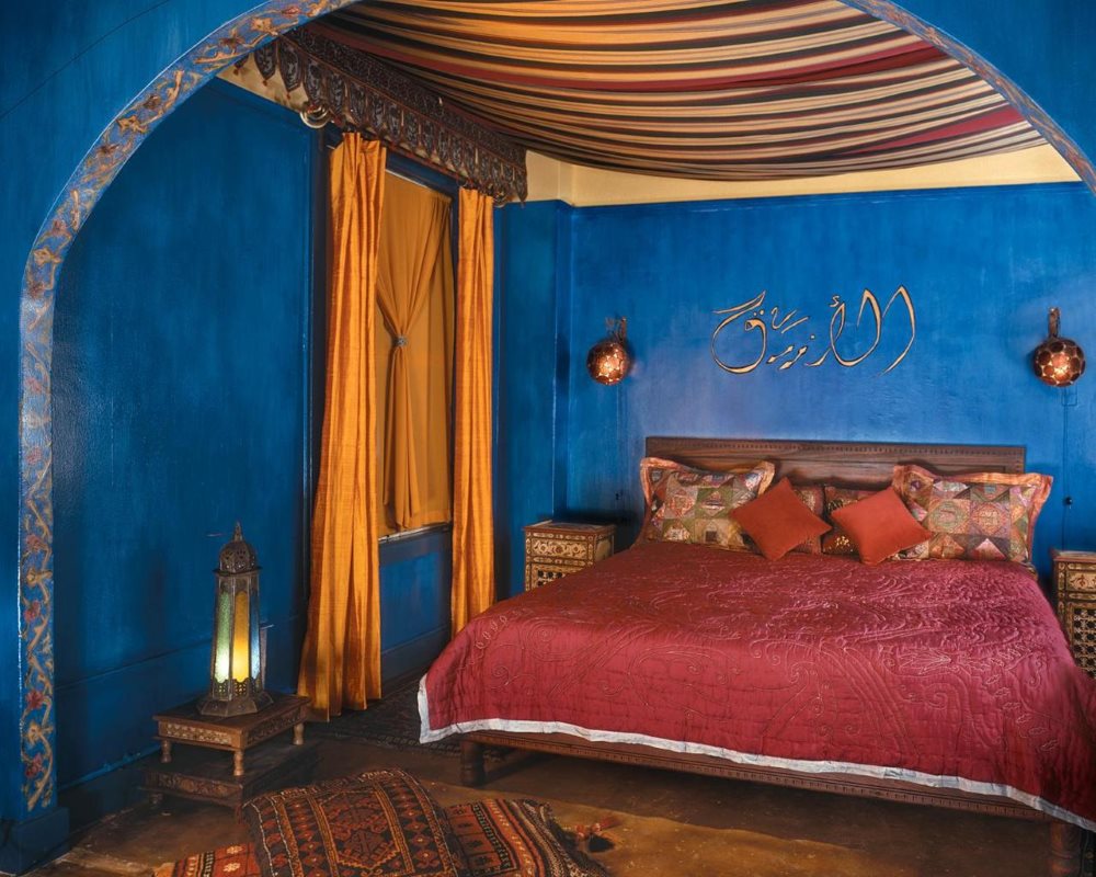 جدران غرفة النوم الزرقاء مع المنسوجات باهظة الثمن