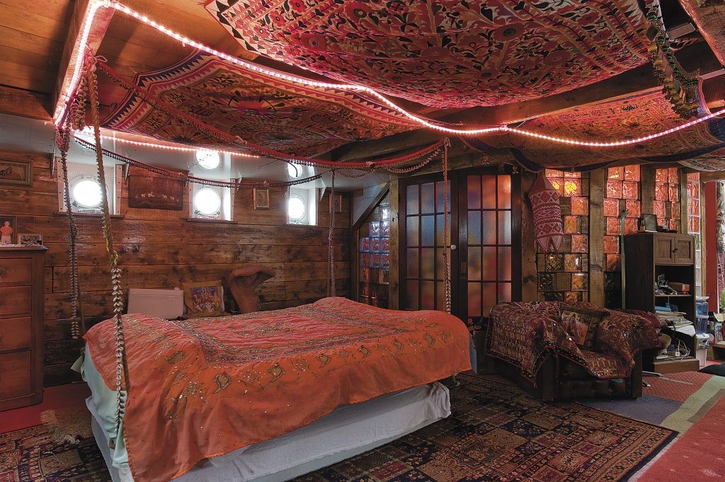 غرفة نوم على الطراز الهندي مع ستائر على السقف