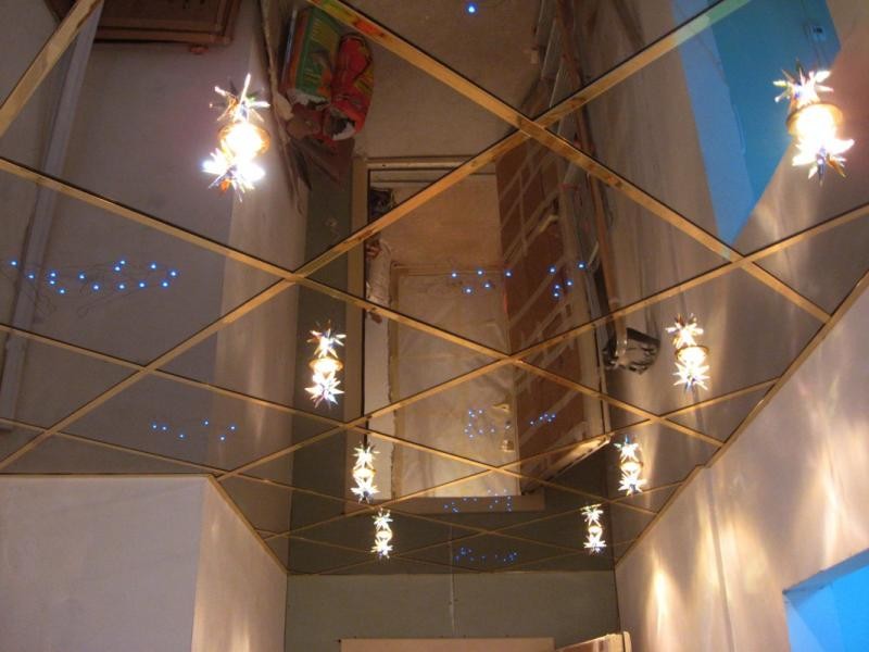 Placi de oglindă de pe tavanul holului dintr-un apartament din oraș