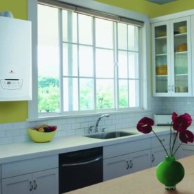Κουζίνα ιδιωτικής κατοικίας με νεροχύτη στο παράθυρο
