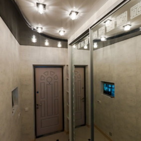 Jasné stropní osvětlení v chodbě