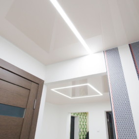 Chodba stropu s integrovaným osvětlením