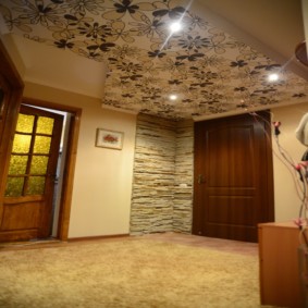 Hành lang rộng rãi với giấy dán tường trên trần nhà